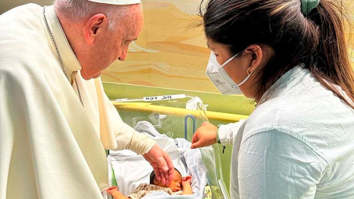 Paven kan skrives ut fra sykehuset lørdag
