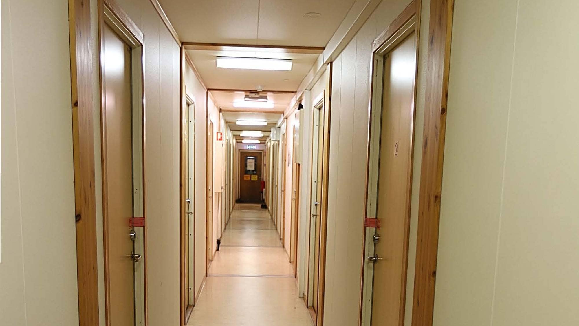 Gang på brakkerigg der valdshending skjedde