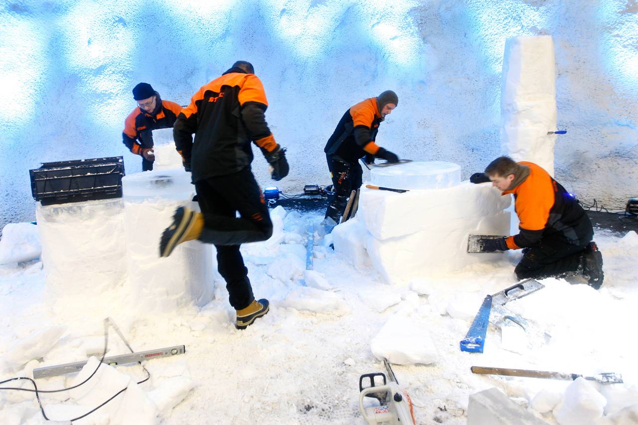 Arbeidere gjør klar for åpningsseremoni av frøhvelvet på Svalbard.