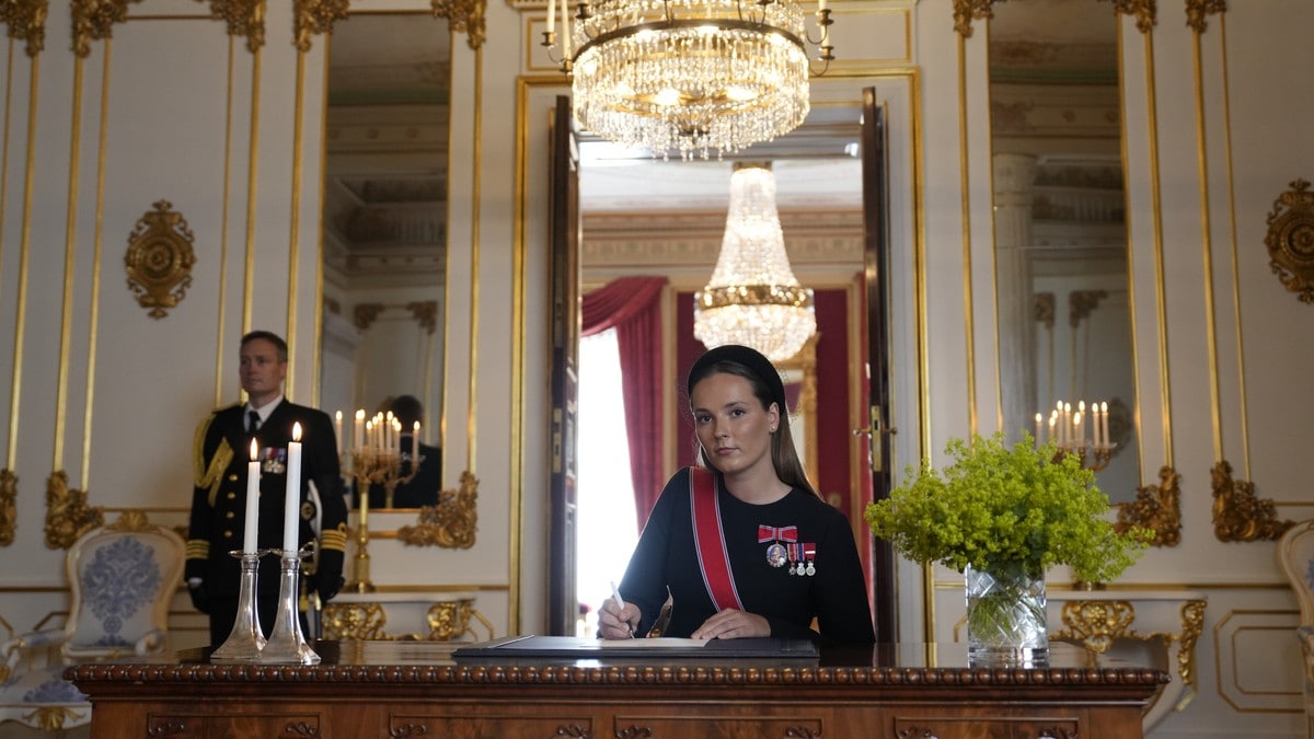 Her signerer kronprinsesse Ingrid Alexandra sin ed En historisk dag for den nye kronprinsessen – nå kan hun fungere som regent.