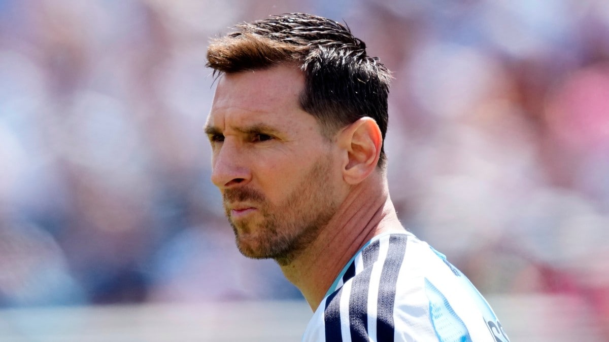 Lionel Messi gir seg på det argentinske fotballandslaget Lionel Messi har spilt sin siste kamp for det argentinske landslaget i fotball. Han sier erkjennelsen gjør vondt langt inn i sjelen.
Fotballstjernen opplyser om avgjørelsen på Instagram.
«En avgjørelse som gjør vondt sjelen», skriver Messi.
Han ble verdensmester med Argentina i 2022. I sommer ble det tap i finalen mot Spania.
«Etter tiden som har gått siden finalen, og etter mye overveielse, vil jeg kunngjøre for alle at jeg legger opp på landslaget», skriver Messi videre.
Inter Miami-stjernen sier han forstår at tiden er inne.
«Jeg sverger på at jeg alltid har gitt alt, ikke bare de siste årene da vi vant alt, men også før det. Jeg har alltid kjempet og gitt alt for denne drakten, for å gi dere glede og gjøre dere stolte av å være argentiner gjennom fotballen», skriver han.
(NTB)