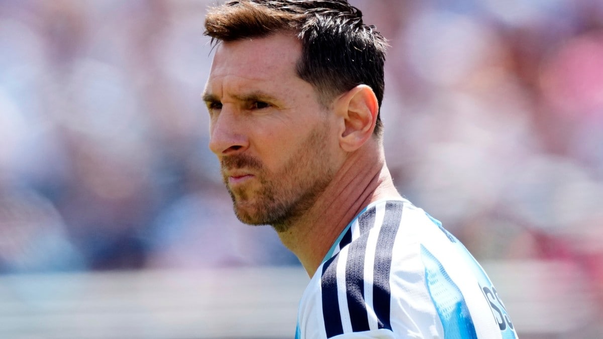 Messi sår tvil om framtiden – hyller faren i rørende melding