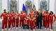 Vyacheslav Prokofyev / Pool Sputnik Kremlin,NTB President Putin poserer med et russisk idrettslag i røde dresser med gulltrim. Mange av utøverne har medaljer rundt halsen. Bildet er tatt innendørs foran russiske flagg. (Bildebeskrivelsen er laget av en KI-tjeneste)