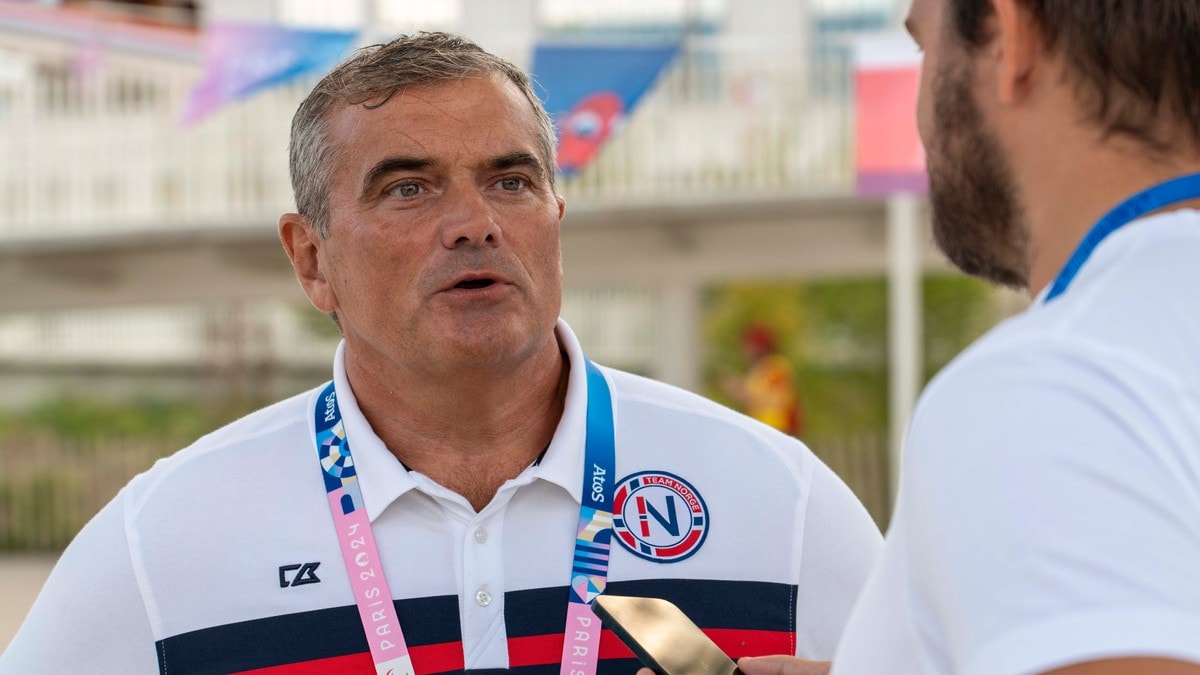 Mann i Team Norge-skjorte blir intervjuet utendørs under Paralympics i Paris. (Bildebeskrivelsen er laget av en KI-tjeneste) FOTO: Håvard Greger Hagen/NRK