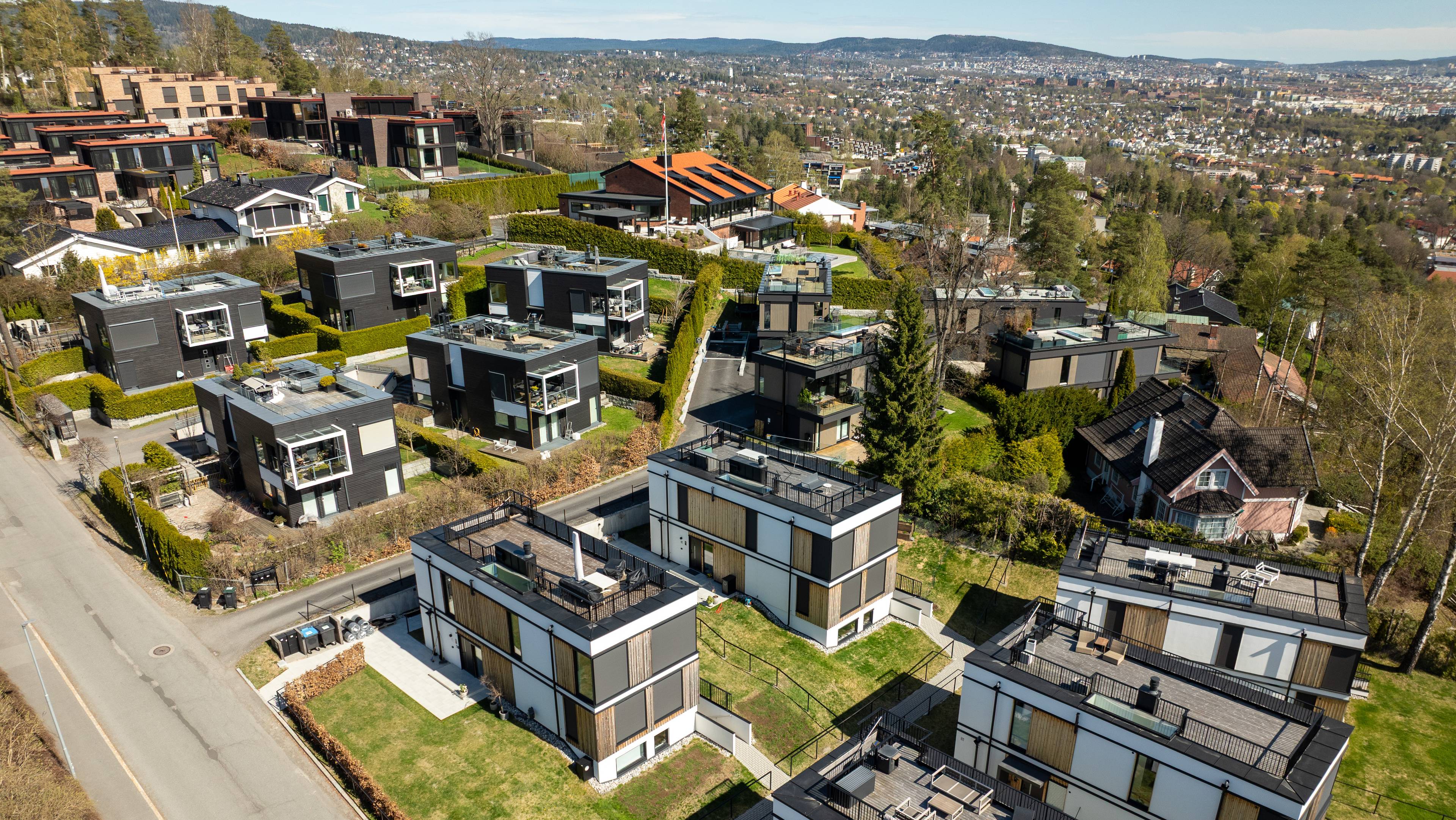 Dronebilder av flate tak på Ullernåsen og Lilleaker i Oslo