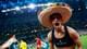 Foto: Raquel Cunha / REUTERS,NTB En fotballspiller med sombrero jubler. Han har på seg en svart treningstrøye med påskriften CATAPULT. I bakgrunnen går andre spillere og et publikum. Det er et stadion med sterkt lys. (Bildebeskrivelsen er laget av en KI-tjeneste)