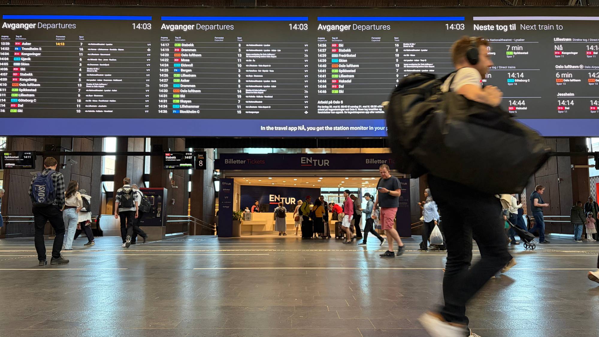 en person som bærer en ryggsekk (Bildebeskrivelsen er laget av en KI-tjeneste)