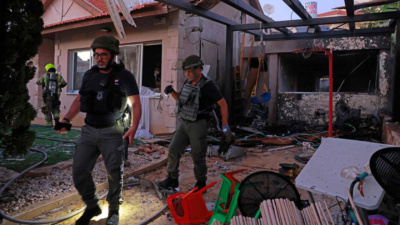 Israelske redningsmannskaper undersøker et hus i byen Ashkelon som ble truffet av en rakett sendt opp fra Gazastripen. Bildet tatt 14. mai.