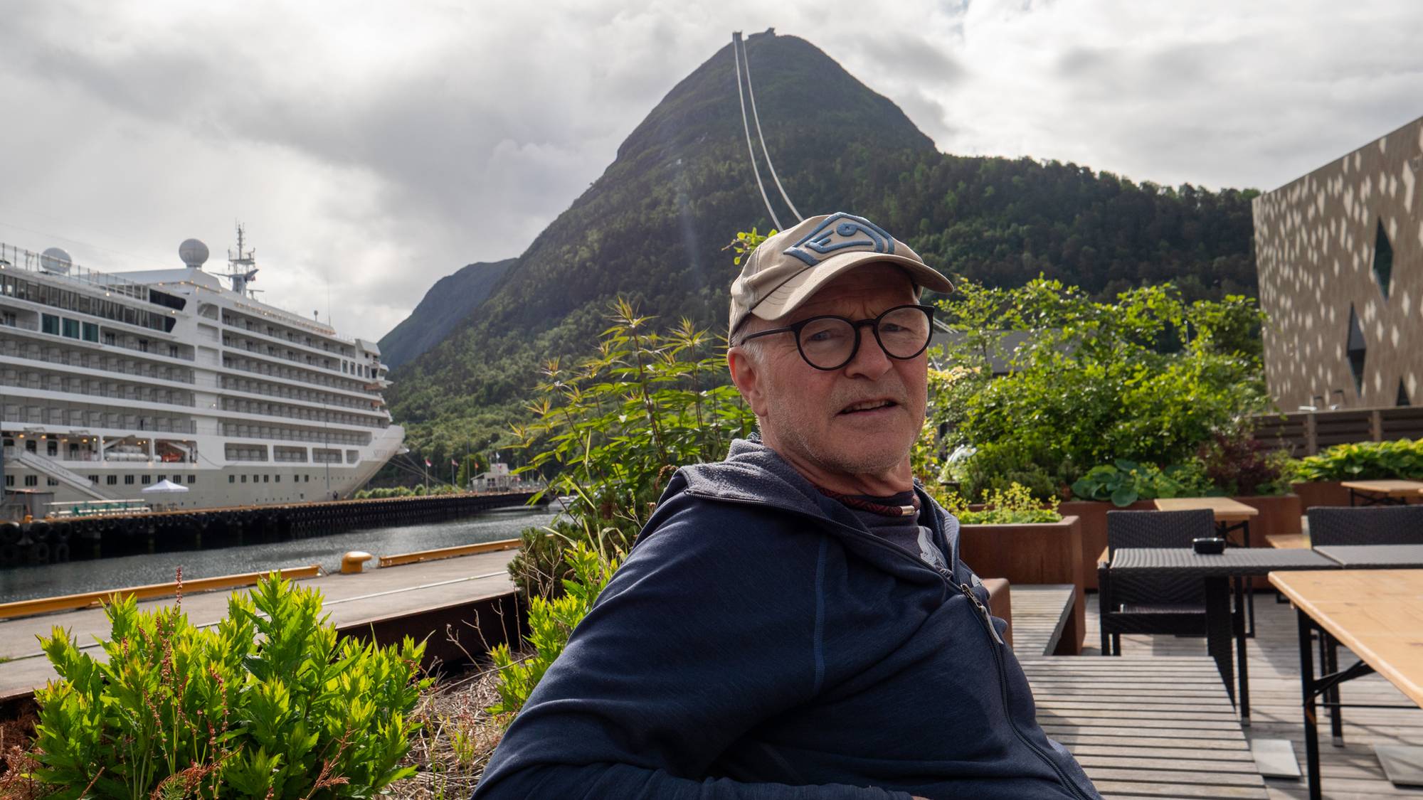 en person som sitter på en benk (Bildebeskrivelsen er laget av en KI-tjeneste)