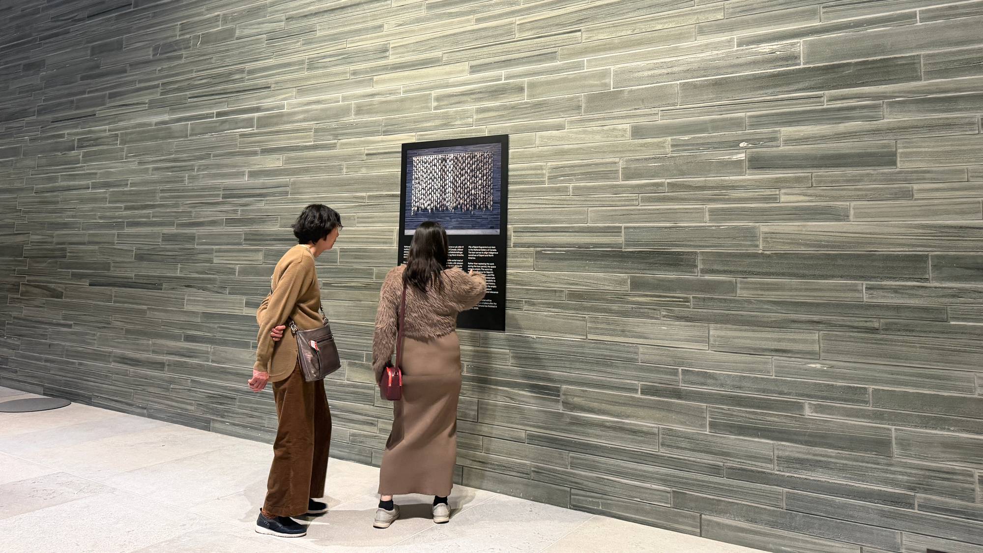Besøkende på Nasjonalmuseet blir møtt med informasjonsplakat ved veggen der «Pile o’Sápmi Supreme» vanligvis henger. 