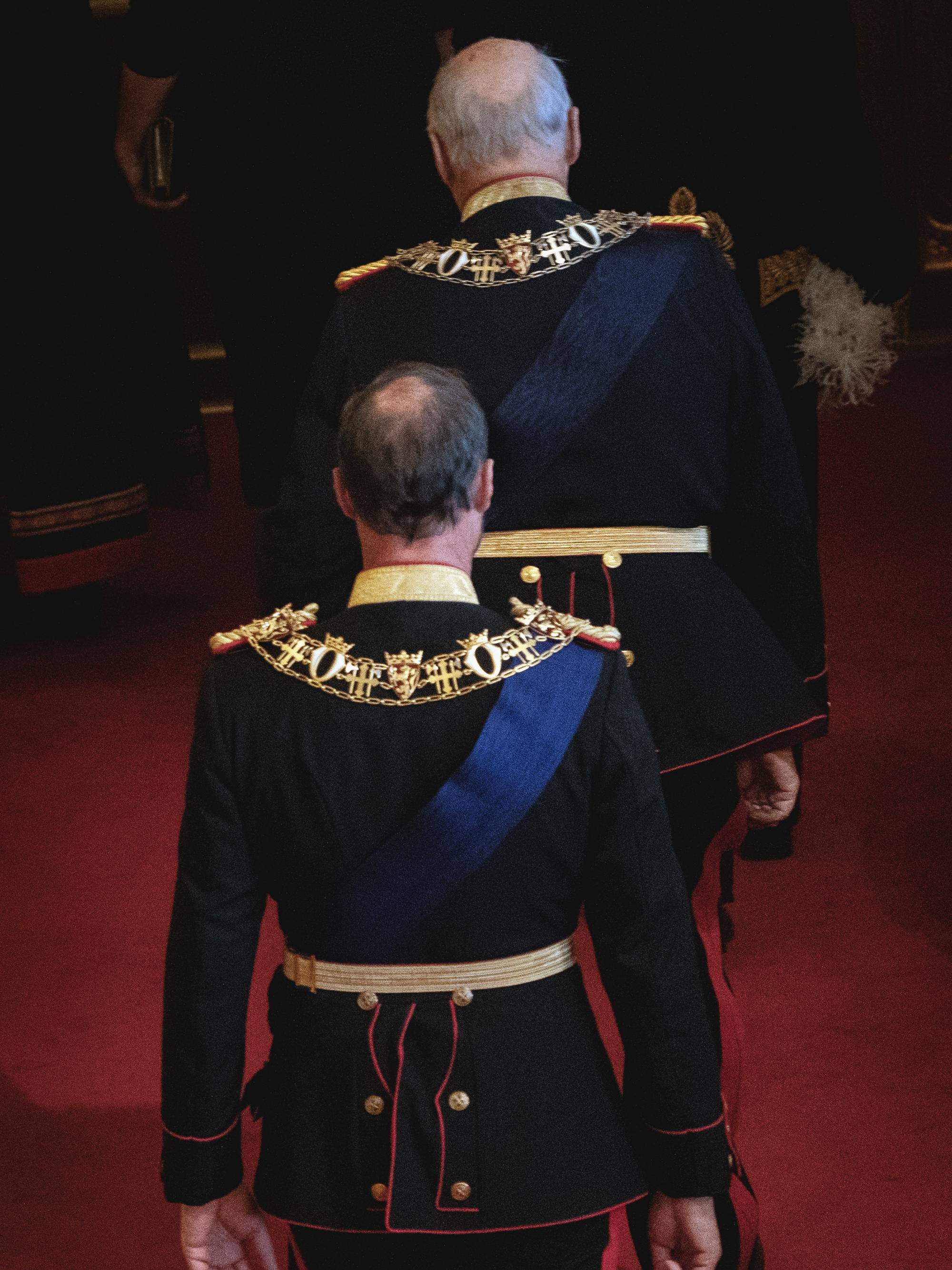 Kong Haakon går bak kong Harald ut av stortingssalen