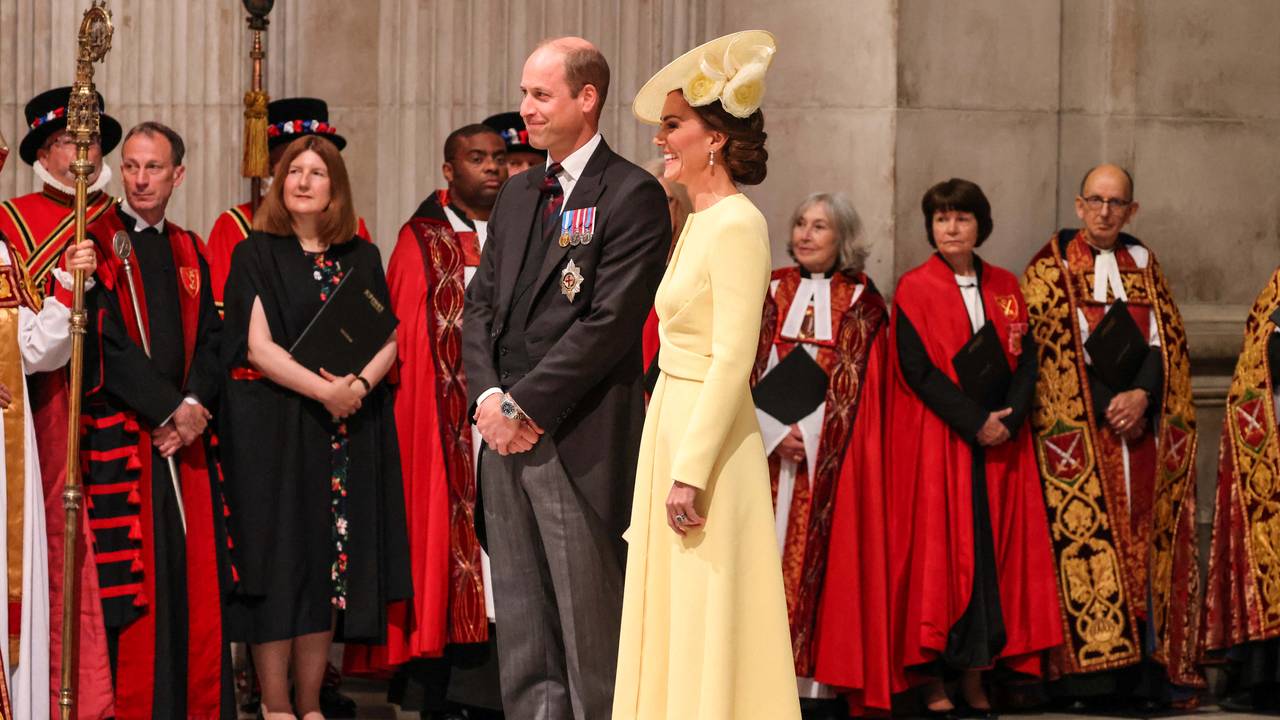 Prins William og hertuginne Kate venter på å gå inn til festgudstjenesten i St. Pauls katedralen til ære for dronning Elizabeths 70 år på tronen. 