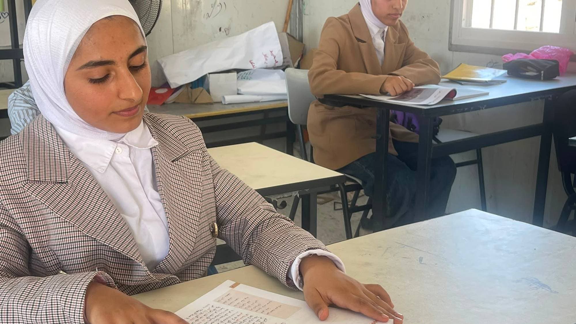 Salma og Sadeel sitter i klasserommet