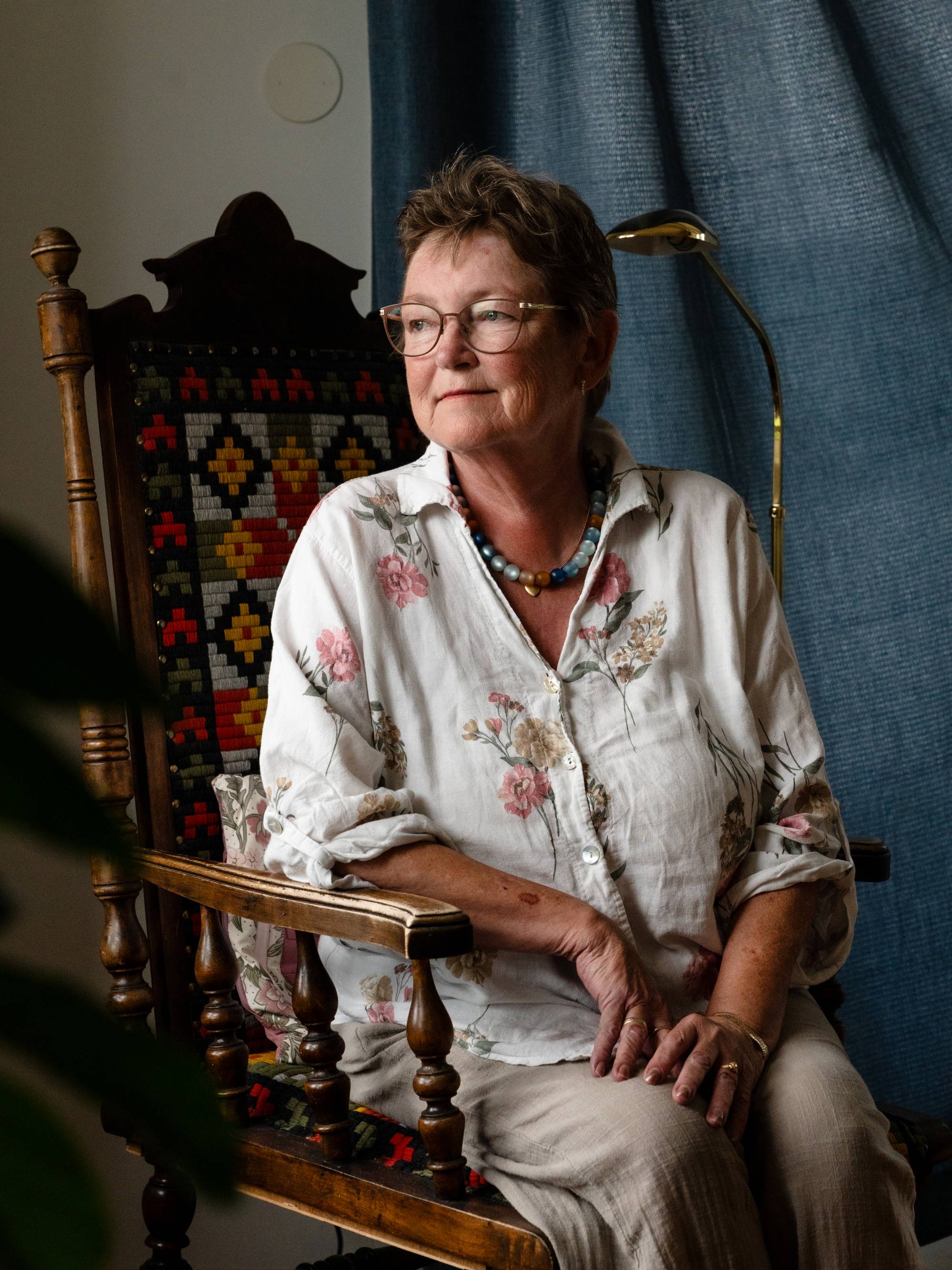 bilde av en person som ser mot venstre ut av vinduet. 