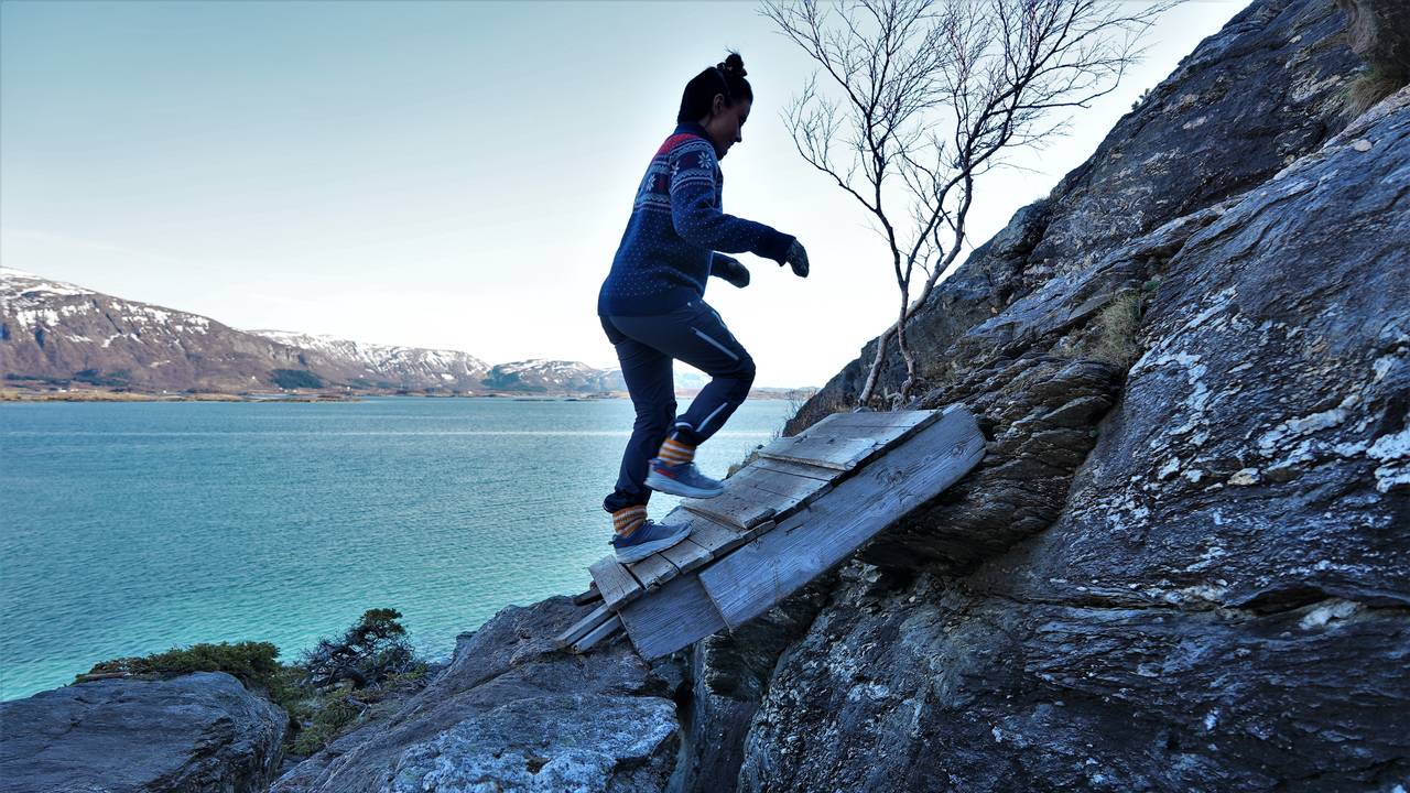 Man må over en "bru" på vei til Hovdsundet. Den bare ligger mot berget og er ikke festet.