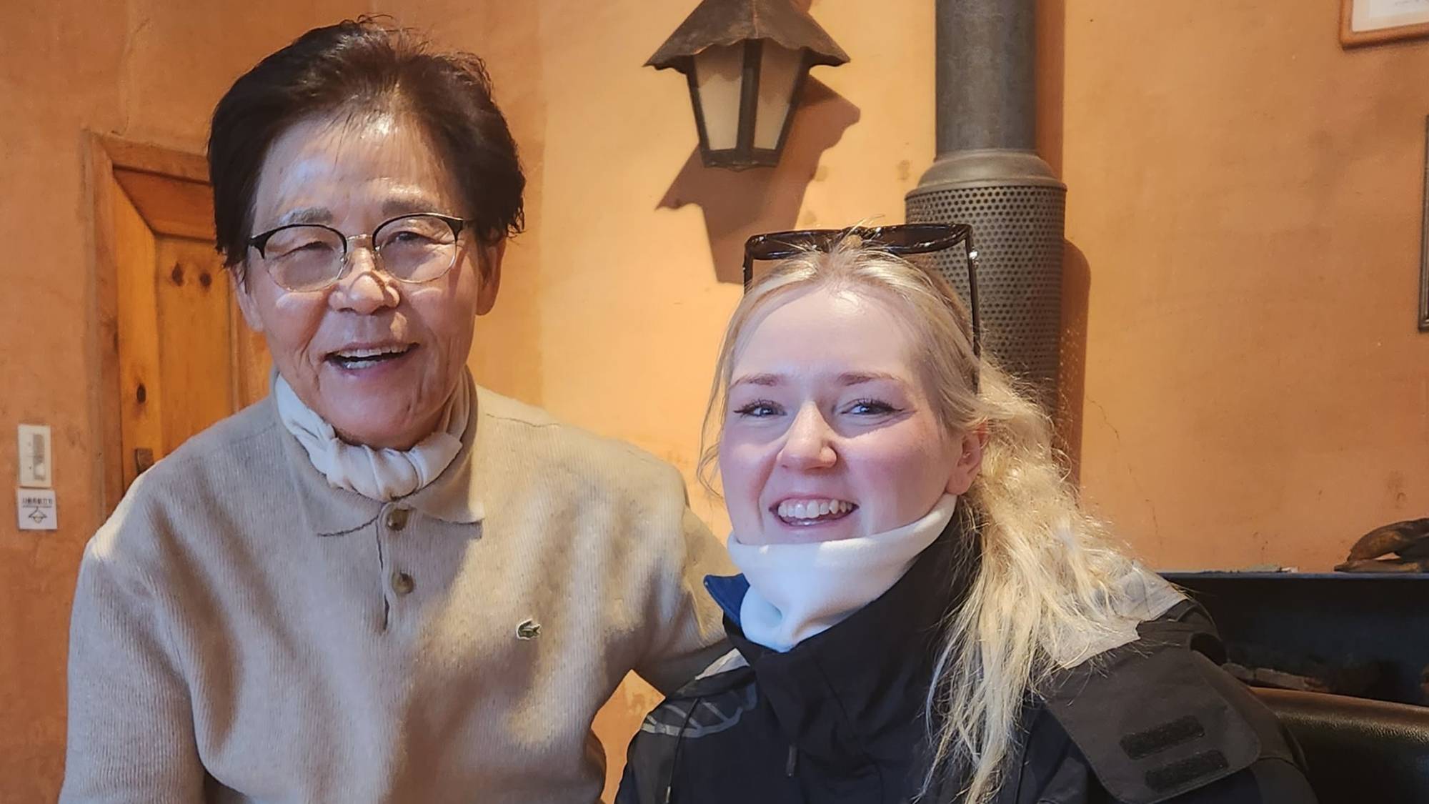 Lise Lotte går Sør-Korea på tvers. Her er hun på kafe. 