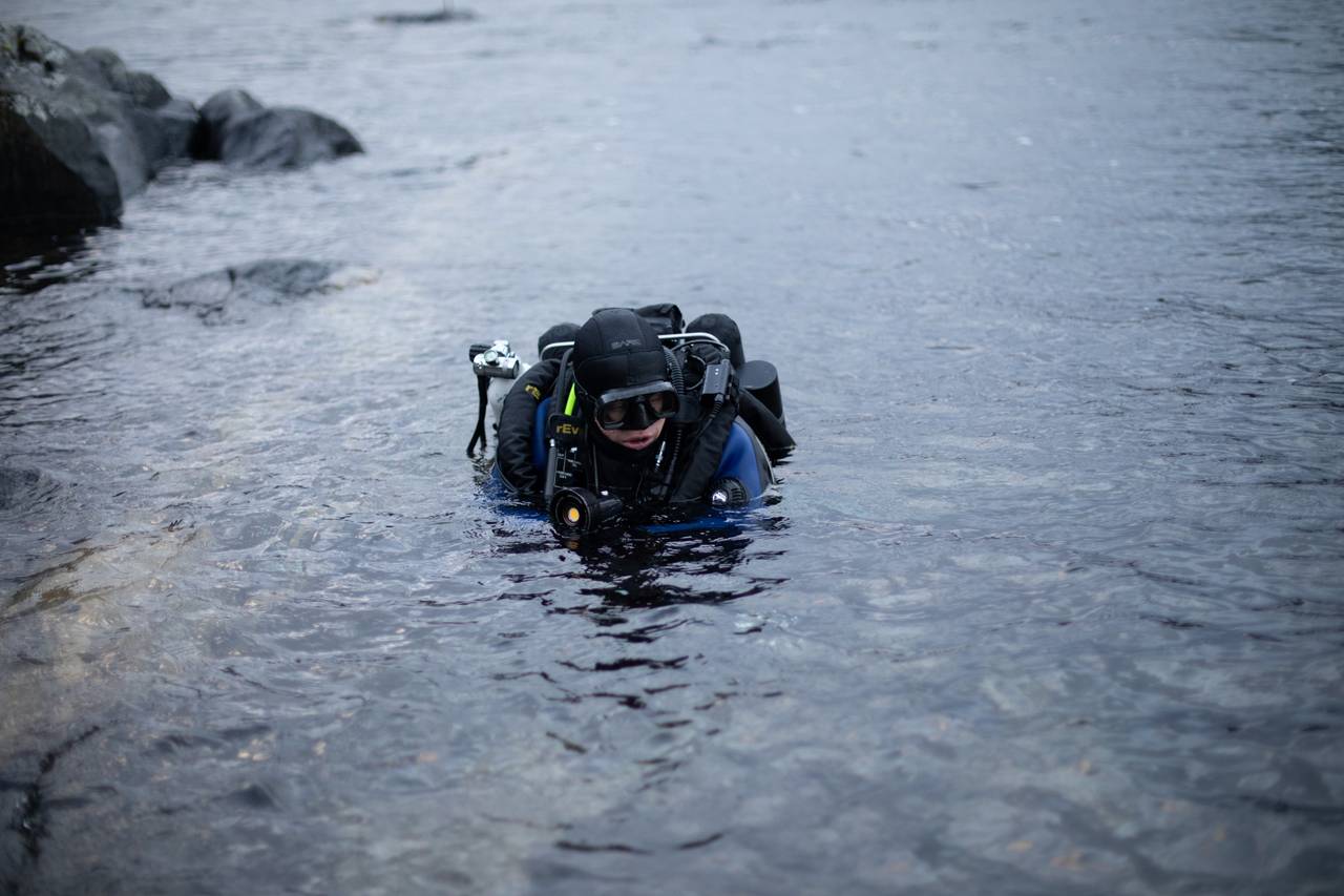Espen Rekdal har hodet over vann og er på vei til å dykke ved Fosnastraumen