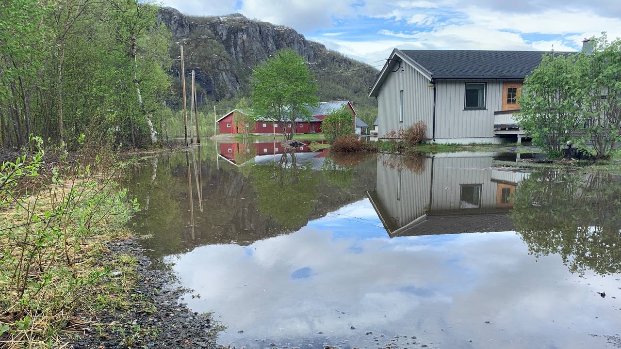 Oversvømt gård i Tverrelvdalen