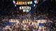 Frank Franklin II / AP,NTB En stor folkemengde samler seg på en basketballbane, under et stort digitalt reklameskilt som viser "KNICKS WIN". Spillerne feirer seieren med flagg og applaus fra tilskuerne. Dette er en scene fra Madison Square Garden, som viser et lag som har vunnet. (Bildebeskrivelsen er laget av en KI-tjeneste)