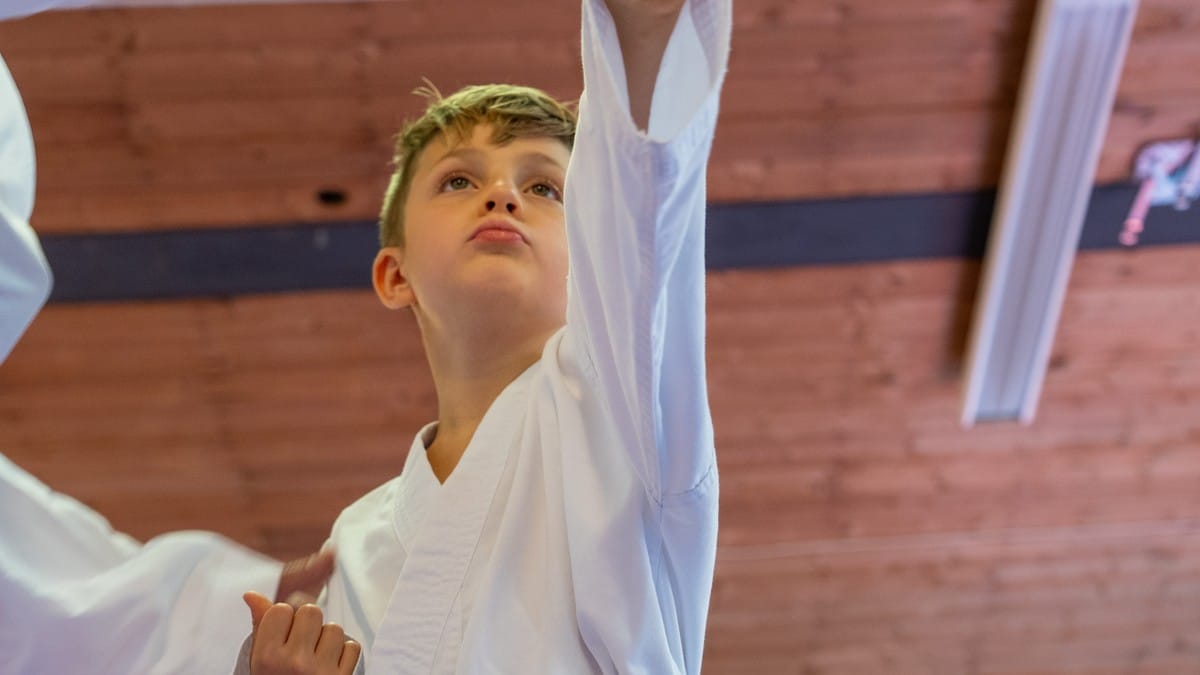 Casper (10) brukar karate mot barnedemens: – Utviklinga har vore enorm