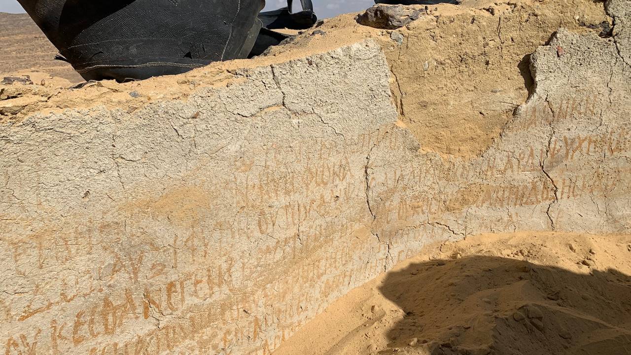 Innskrivninger på veggen i det som trolig er verdens eldste kloster i Bahariya Oasis i ørkenen i Egypt