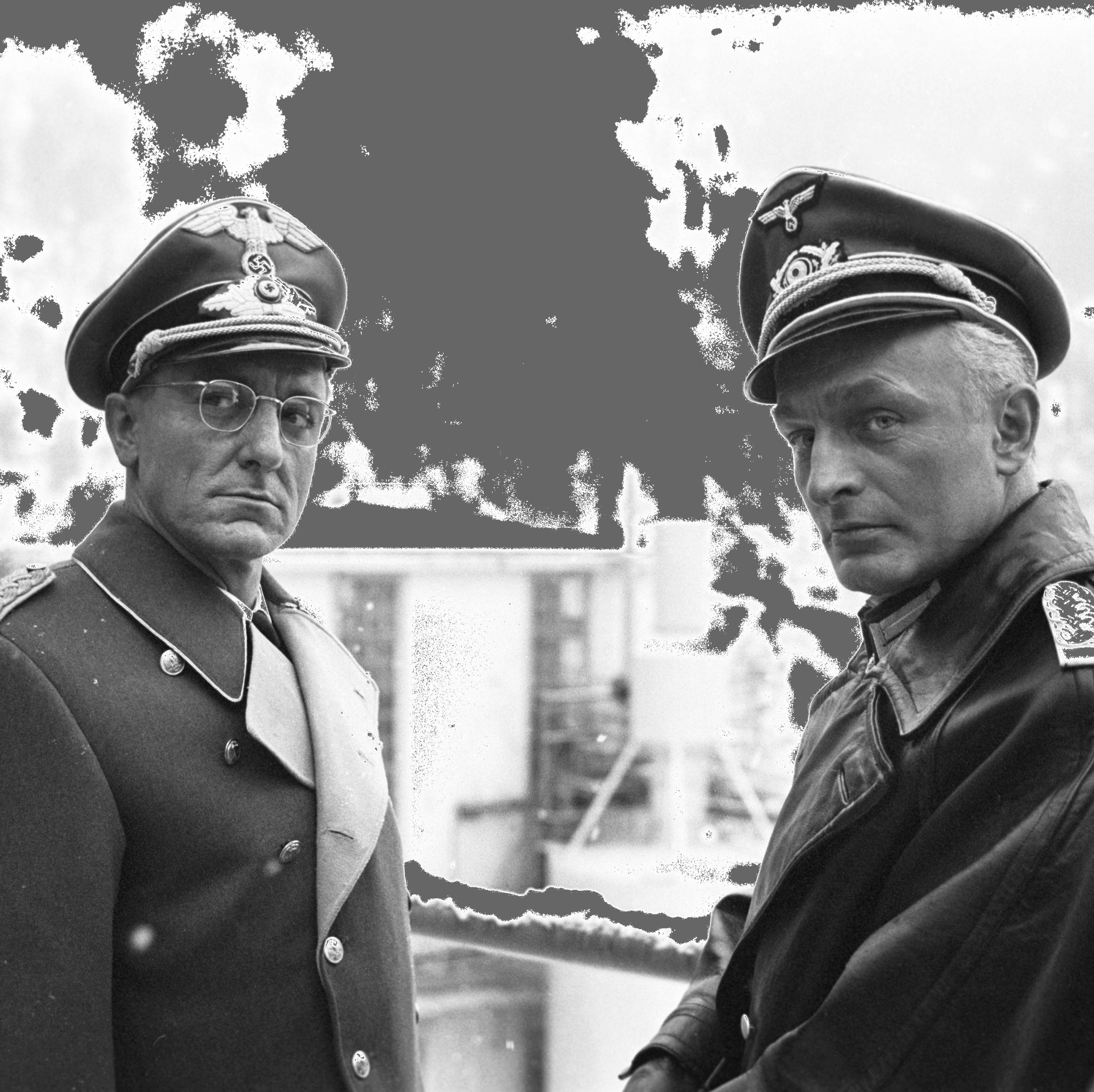 To menn i tyske militæruniformer fra andre verdenskrig står utendørs i snøvær. (Bildebeskrivelsen er laget av en KI-tjeneste)