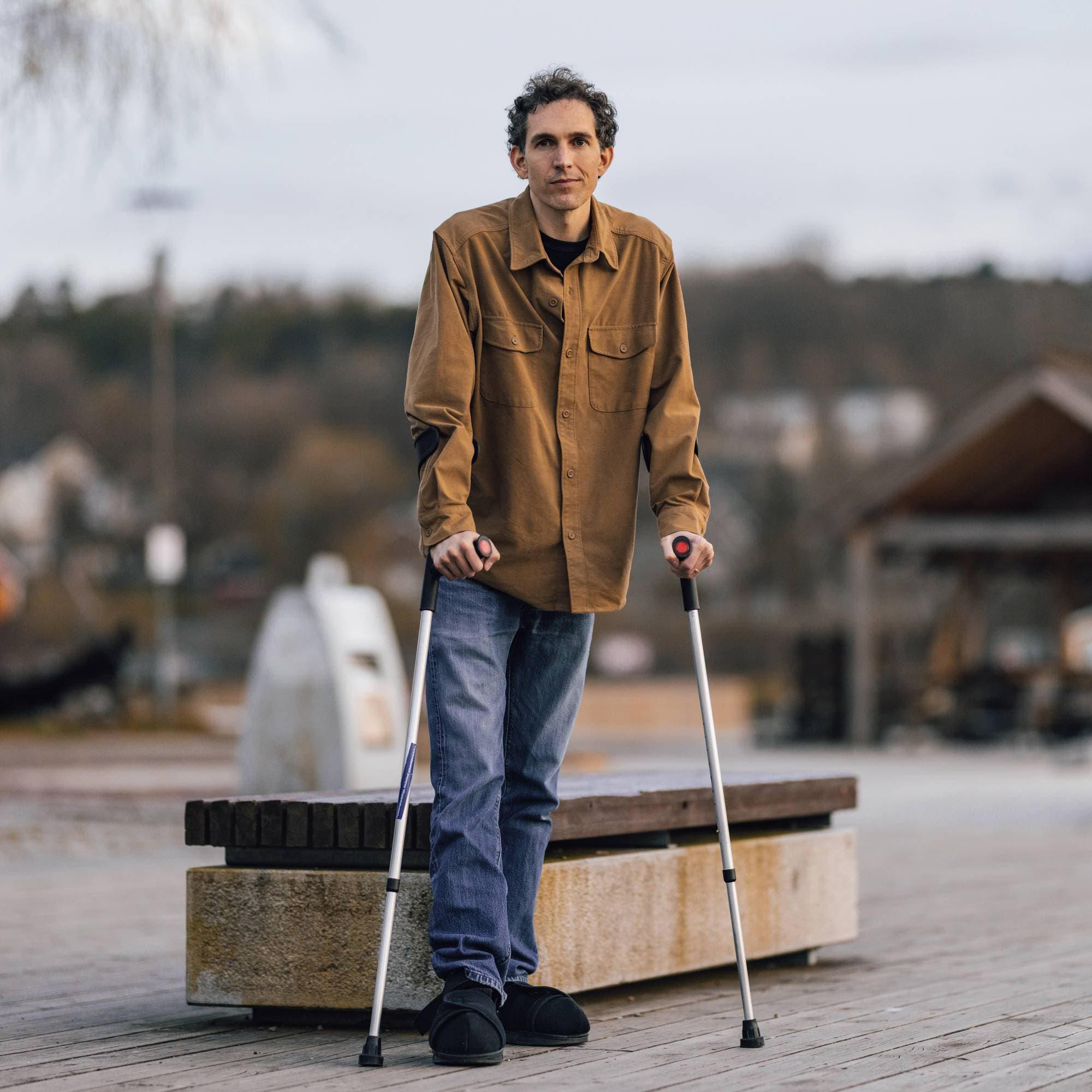 en mann som holder krykker (Bildebeskrivelsen er laget av en KI-tjeneste)