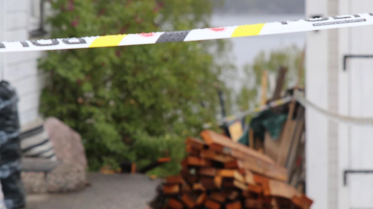Mann kritisk skadd etter brann i Bamble – én er pågrepet