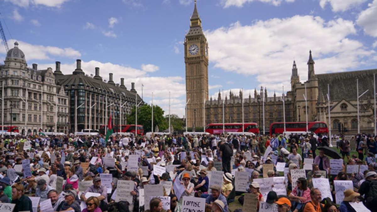 Minst 150 arrestert i London under Palestina-demonstrasjoner