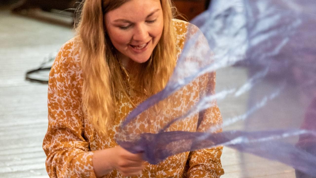 Babysang med blått teppe
