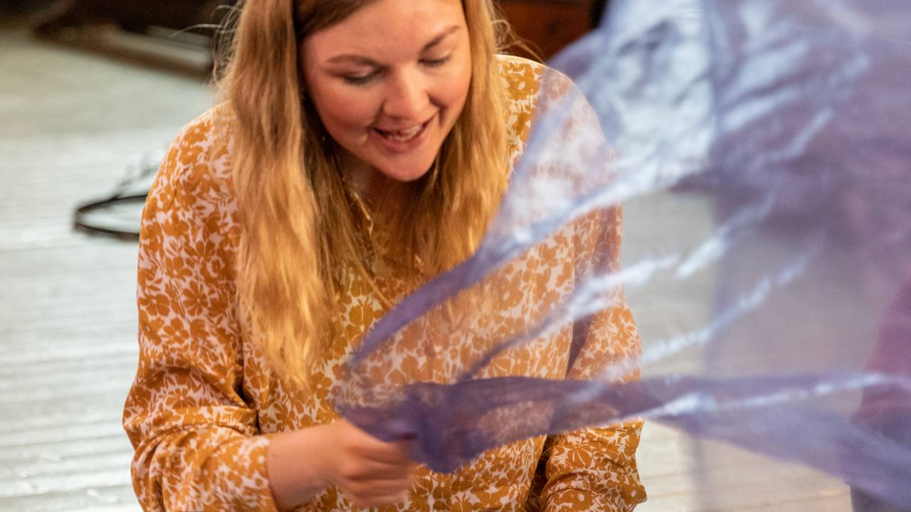 Babysang med blått teppe