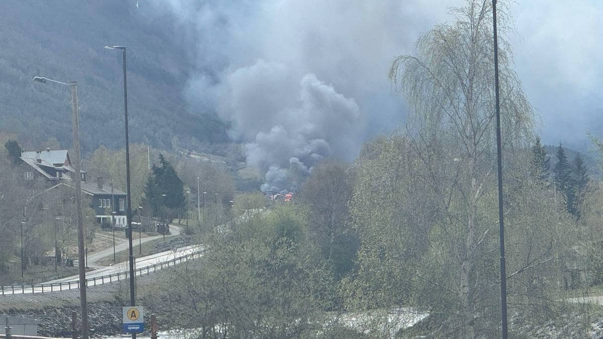 Mellom 70-80 sau innestengt i brennande fjøs i Lom