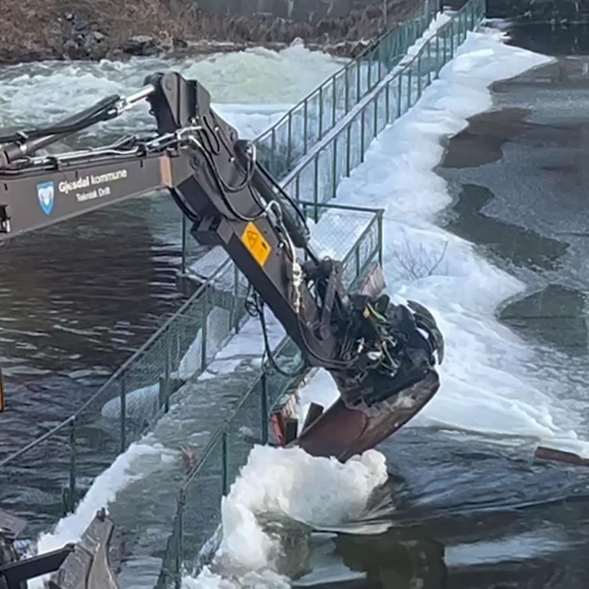 Kongeparken Dam Frozen: Excavator Working to Prevent Overflow