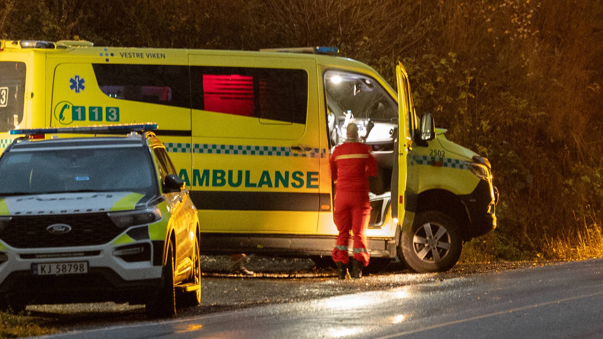 Politibil og ambulanse på et åsted