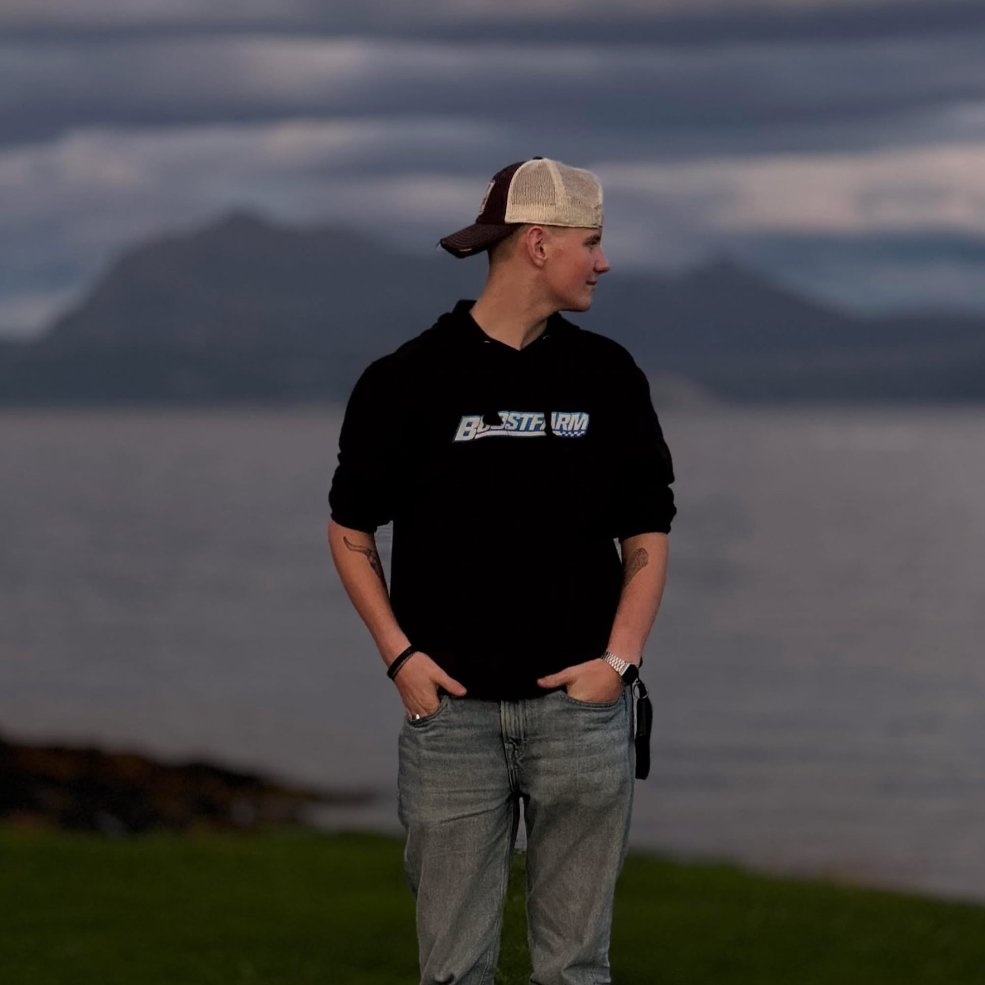 Ung mann med caps foran noen fjell