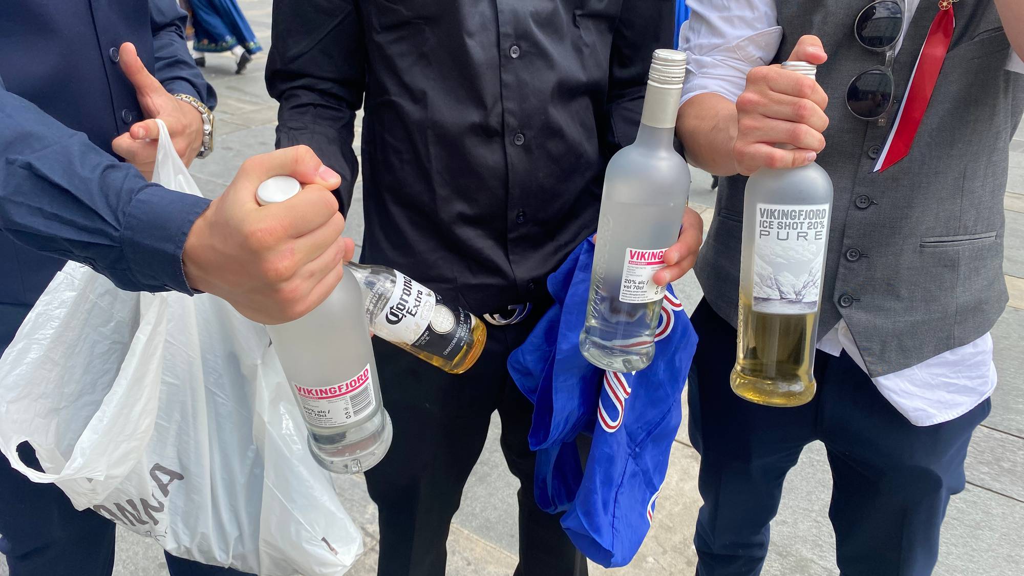 Flasker med alkohol på Torgallmenningen 17. mai i Bergen.