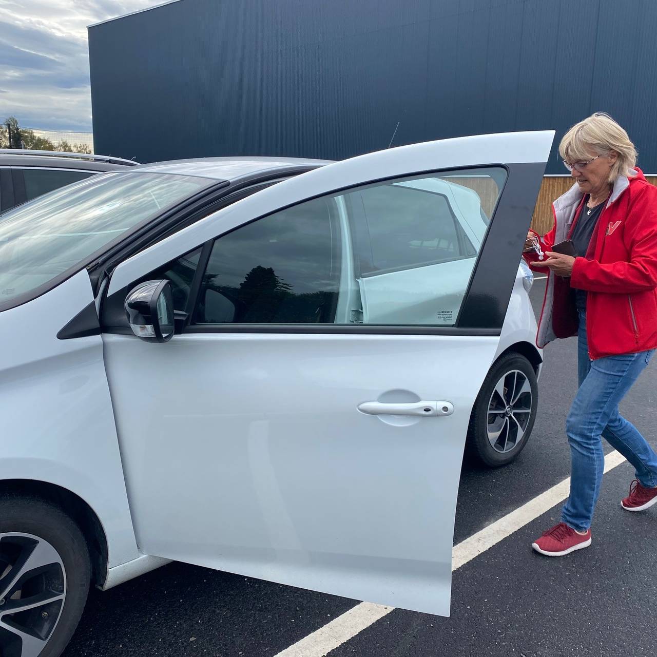 Karin Andersen på veg inn i elbilen på veg til nytt møte