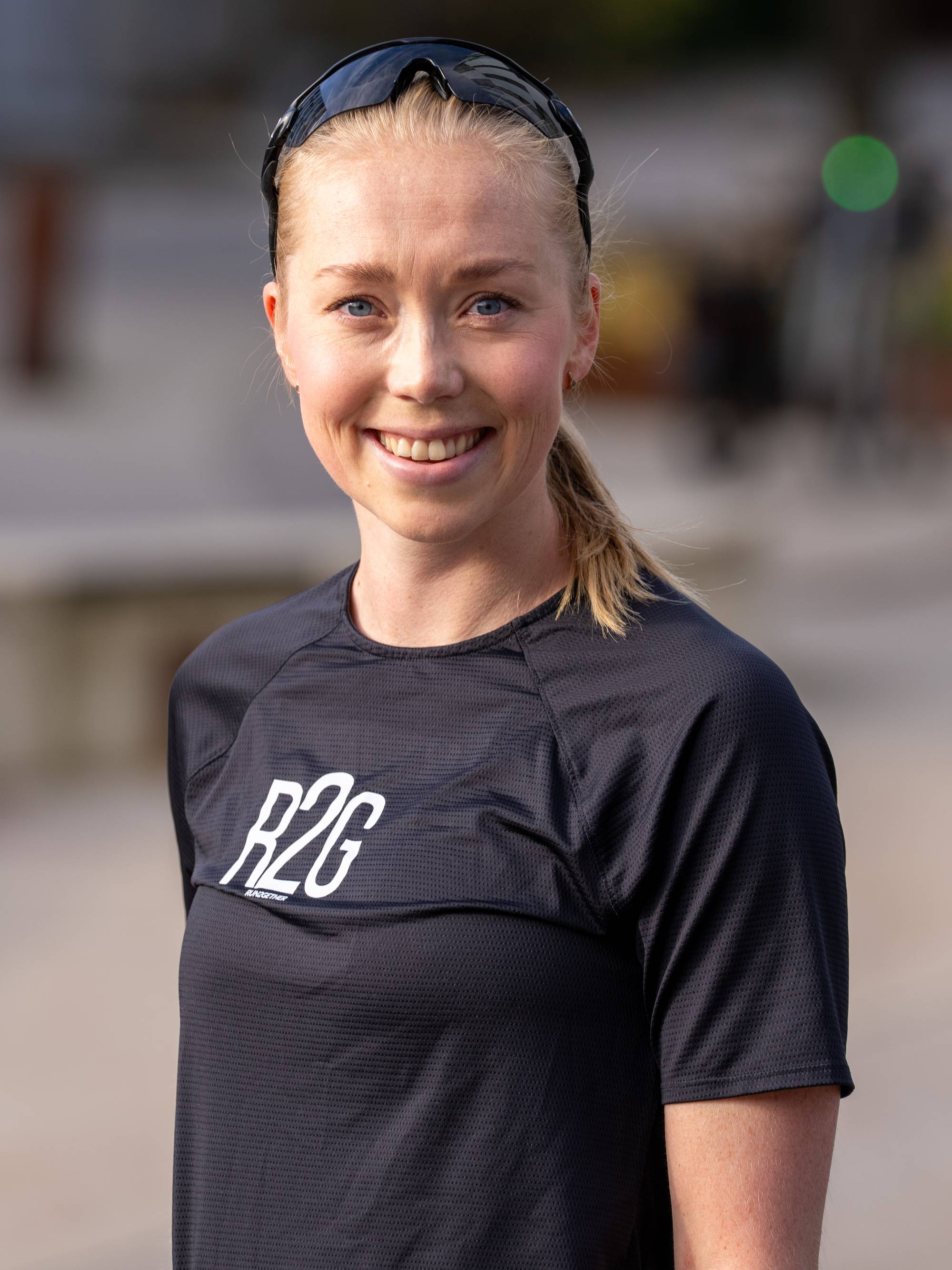 En person som smiler utenfor (Bildebeskrivelsen er laget av en KI-tjeneste)