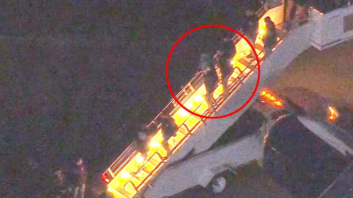 Her føres Nicolás Maduro ut av flyet i USA