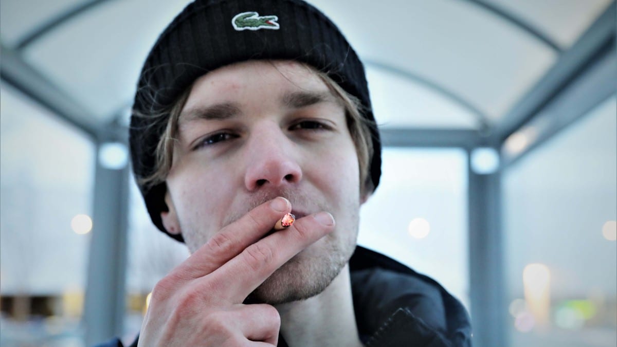 Emil (21) er blant én prosent av unge som røyker: – Jeg får litt alenetid