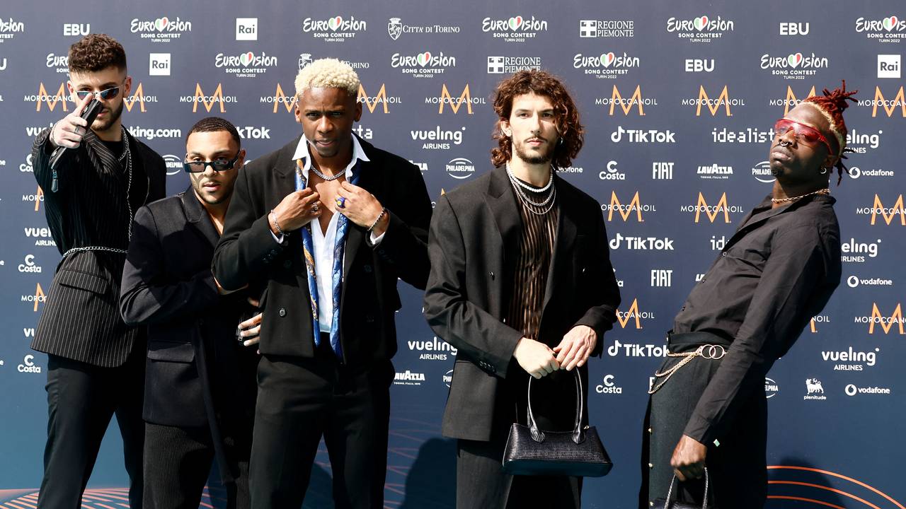 Belgiske Jeremie Makiese (i midten) er både artist og fotballspiller. Årets belgiske låt heter 