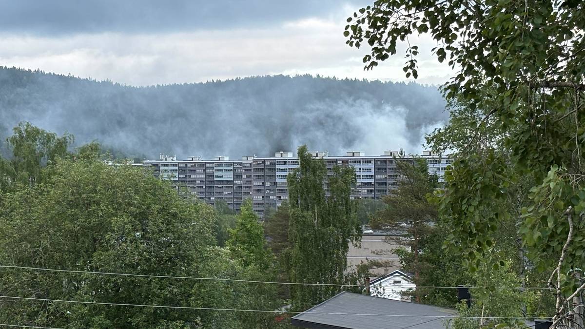 Åpne flammer fra blokk på Grorud i Oslo