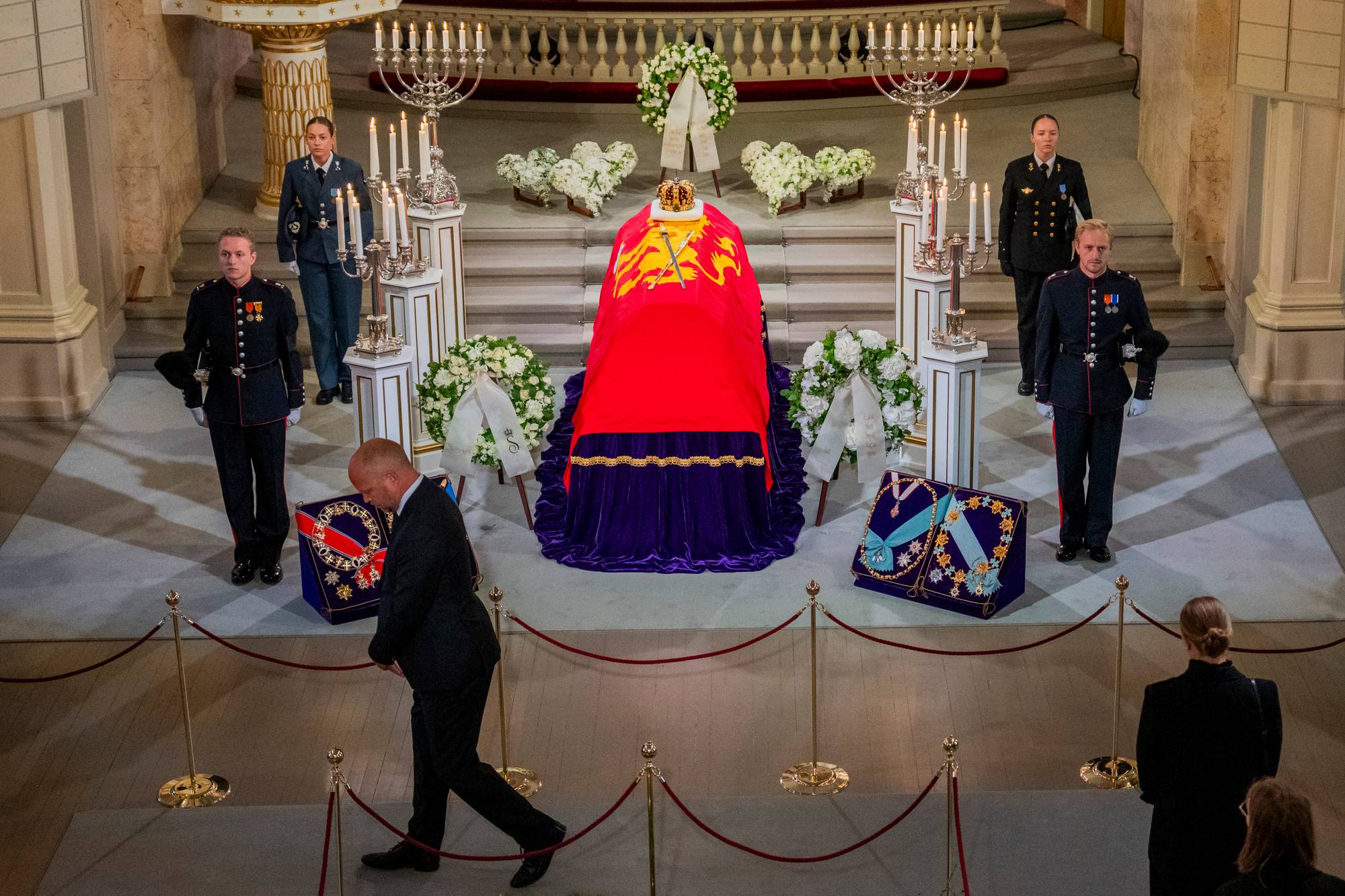 Oslo, Norge 20260902. Leder i Senterpartiet Trygve Slagsvold Vedum besøker Slottskapellet der båren med kong Harald V ligger. I forbindelse med kong Haralds gravferd vil Slottskapellet være åpent for defilering for publikum frem til dagen før begravelsen. Foto: Fredrik Varfjell / POOL / NTB
