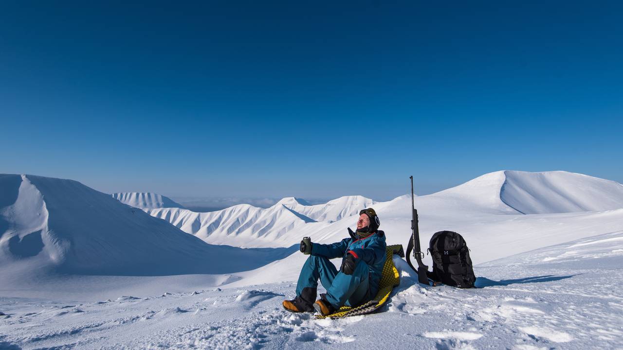 Stian Aadland soler seg på Svalbard