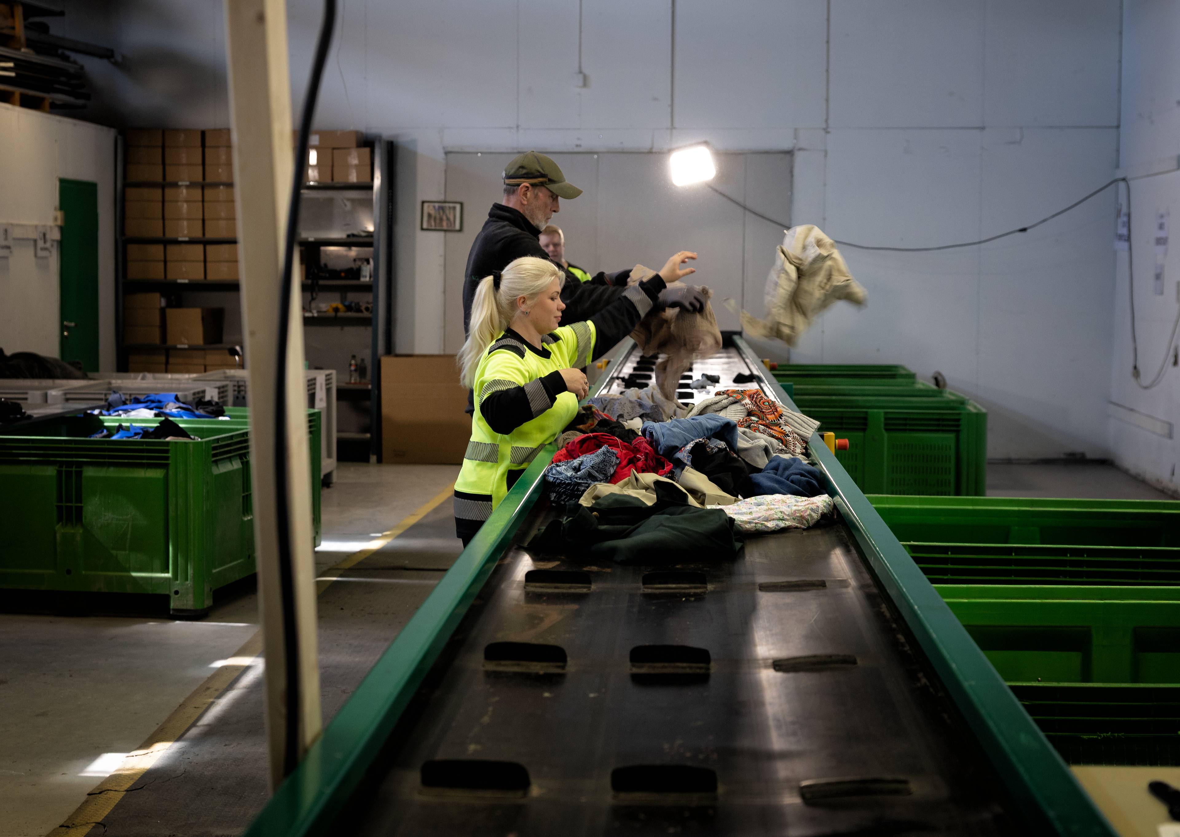 Norsk tekstilgjenvinning i Sandefjord, manuell soretering av klær