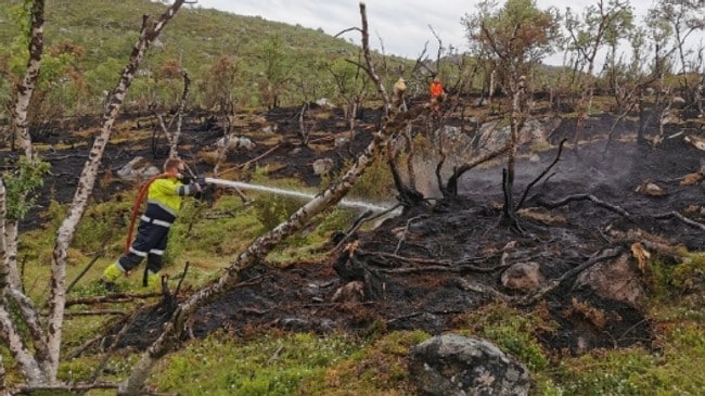 Sør-Varanger brannvesen slukker brann