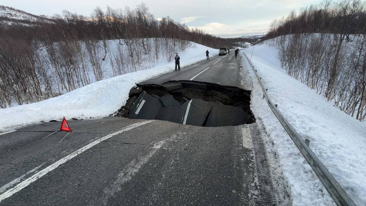 Tettet seks meter bredt synkehull på E12 over natta: – Fantastisk, heia Sverige