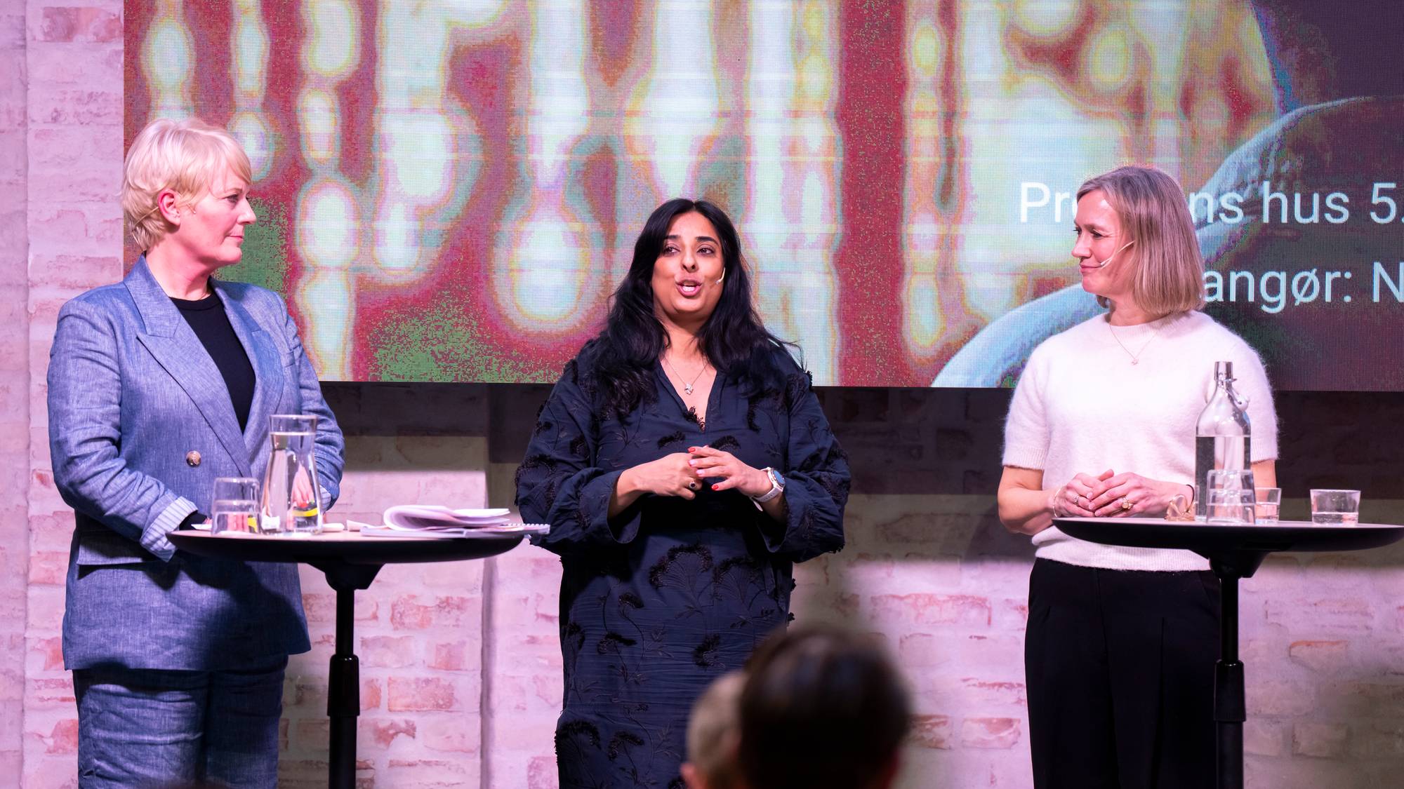 Kringkastingssjef Vibeke Fürst Haugen og Styreleder i MBL Siv Juvik Tveitnes overleverer rapporten "Fremtidens redaktørstyrte medier" til kultur- og likestillingsminister Lubna Jaffery.