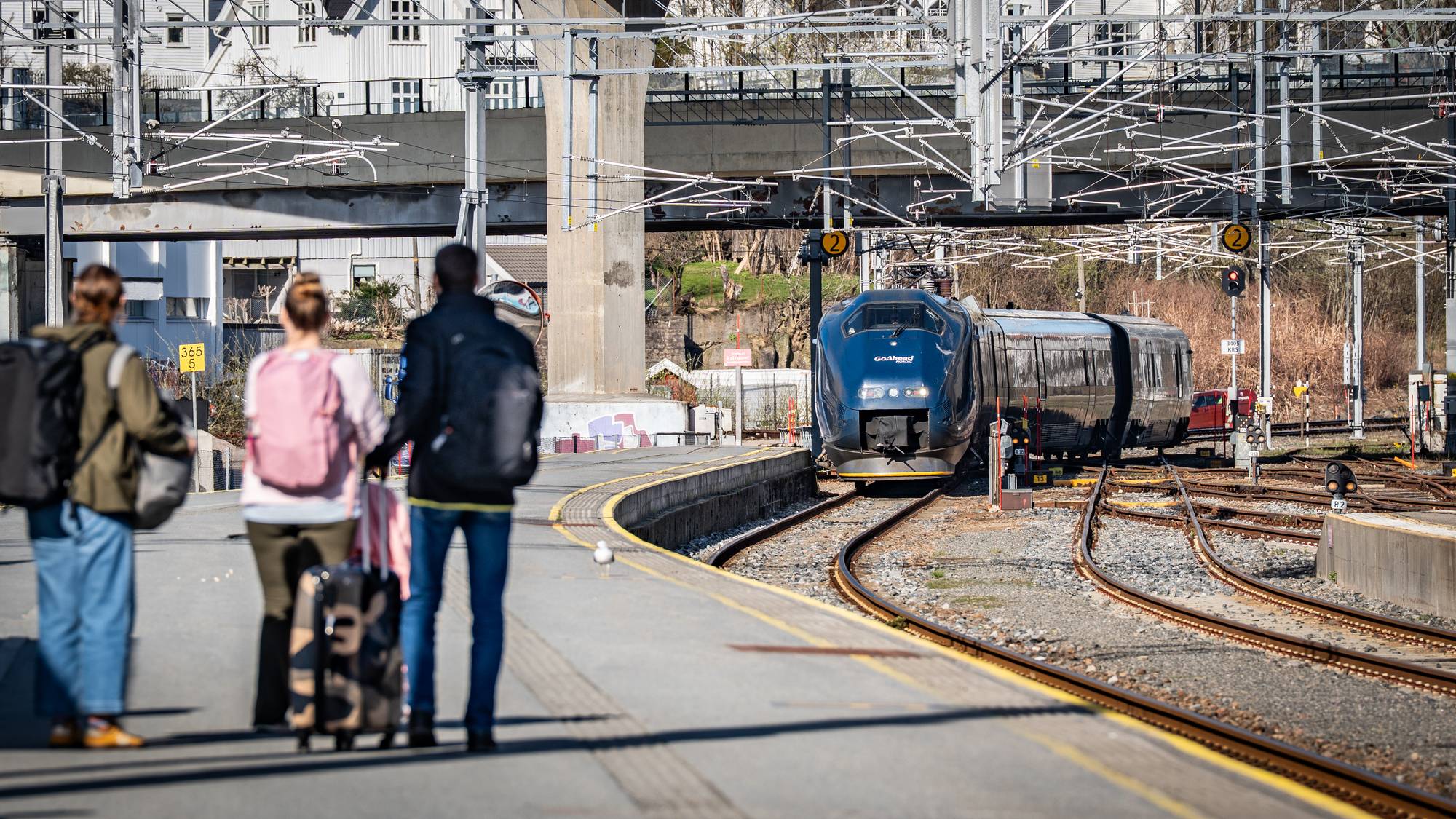 Tog på vei inn på togstasjonen i Kristiansand