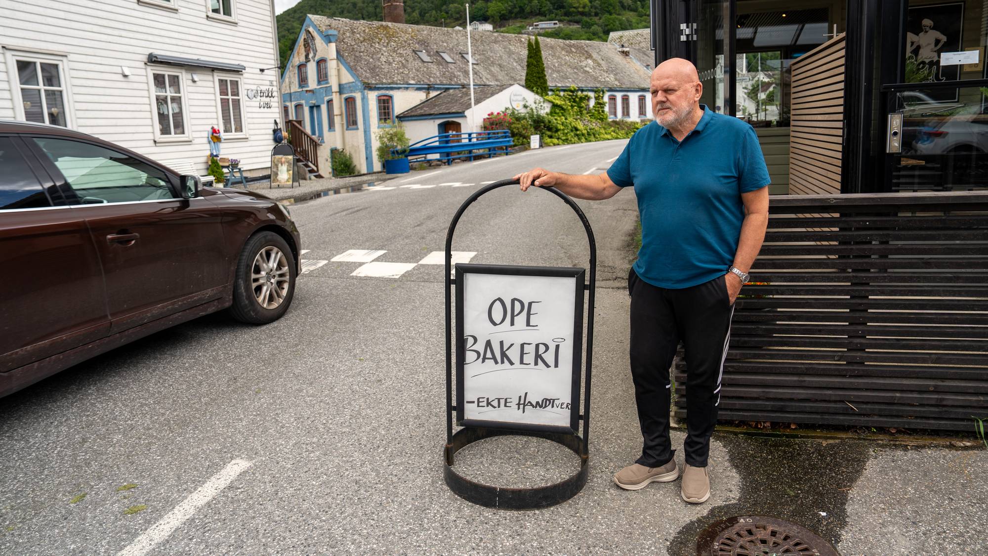 Ragnvald Larsen er uroa for at vegutbetringa til Skånevik blir igjen utsett